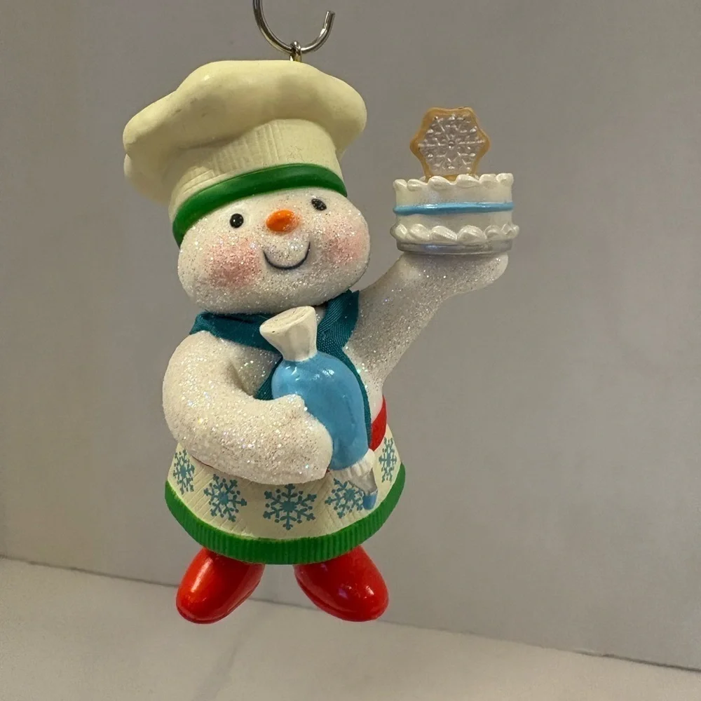 Hallmark Keepsake Member Exclusive Ornament Sweet Snowman Baker ornament 2021